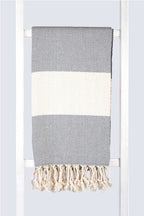 Serviette turque de hammam artisanale, Peshtemal 100% coton motif chevrons anthracite.