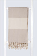 Serviette turque de hammam artisanale, Peshtemal 100% coton motif chevrons beige.
