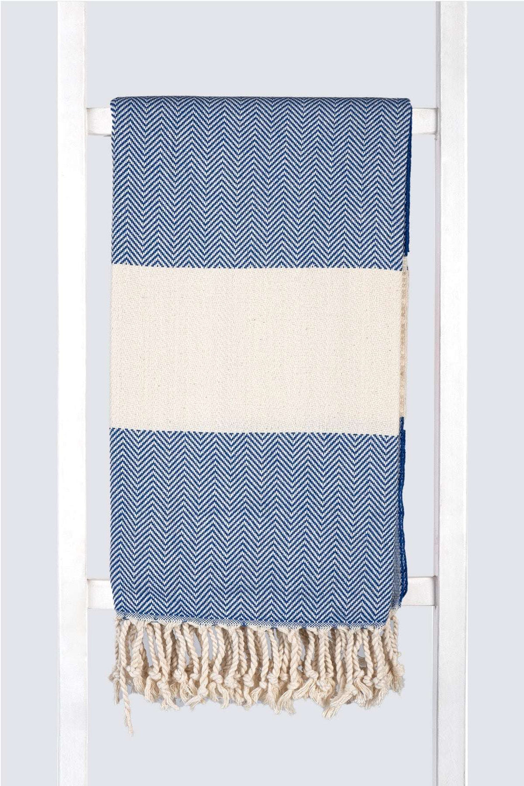 Serviette turque de hammam artisanale, Peshtemal 100% coton motif chevrons bleu saxe.