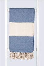 Serviette turque de hammam artisanale, Peshtemal 100% coton motif chevrons bleu saxe.
