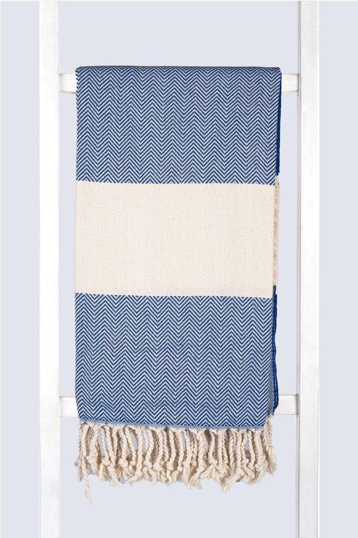 Serviette turque de hammam artisanale, Peshtemal 100% coton motif chevrons bleu saxe.