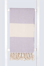 Serviette turque de hammam artisanale, Peshtemal 100% coton motif chevrons couleur violet.