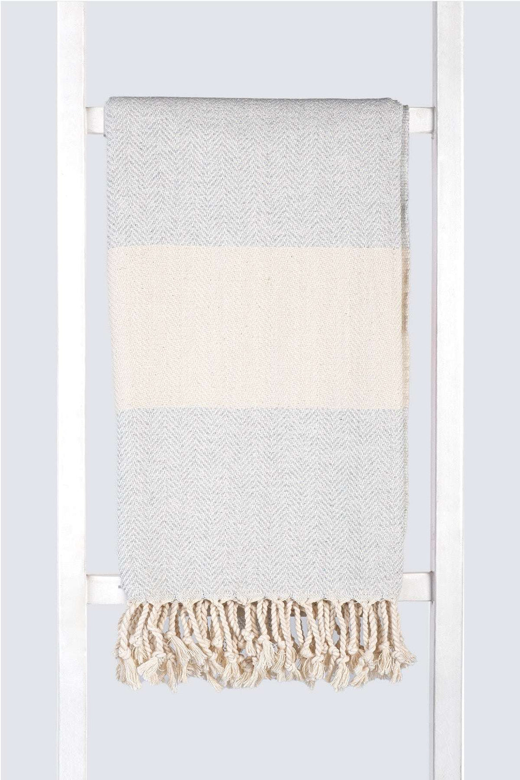 Serviette turque de hammam artisanale, Peshtemal 100% coton motif chevrons gris clair.