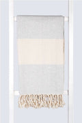 Serviette turque de hammam artisanale, Peshtemal 100% coton motif chevrons gris clair.