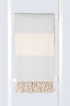 Serviette turque de hammam artisanale, Peshtemal 100% coton motif chevrons gris clair.