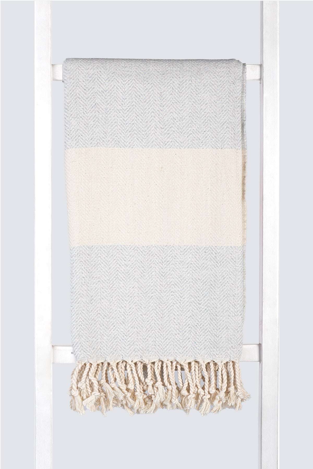 Serviette turque de hammam artisanale, Peshtemal 100% coton motif chevrons gris clair.