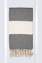 Serviette turque de hammam artisanale, Peshtemal 100% coton motif chevrons noir.
