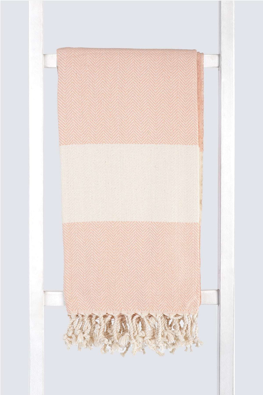 Serviette turque de hammam artisanale, Peshtemal 100% coton motif chevrons couleur pêche.