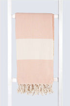 Serviette turque de hammam artisanale, Peshtemal 100% coton motif chevrons couleur pêche.