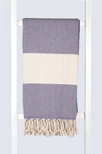 Serviette turque de hammam artisanale, Peshtemal 100% coton motif chevrons couleur pétrole.