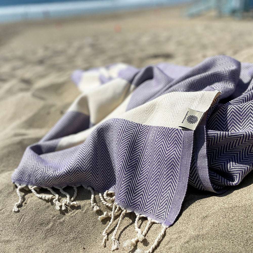 Serviette turque de hammam artisanale, Peshtemal 100% coton motif chevrons violet.