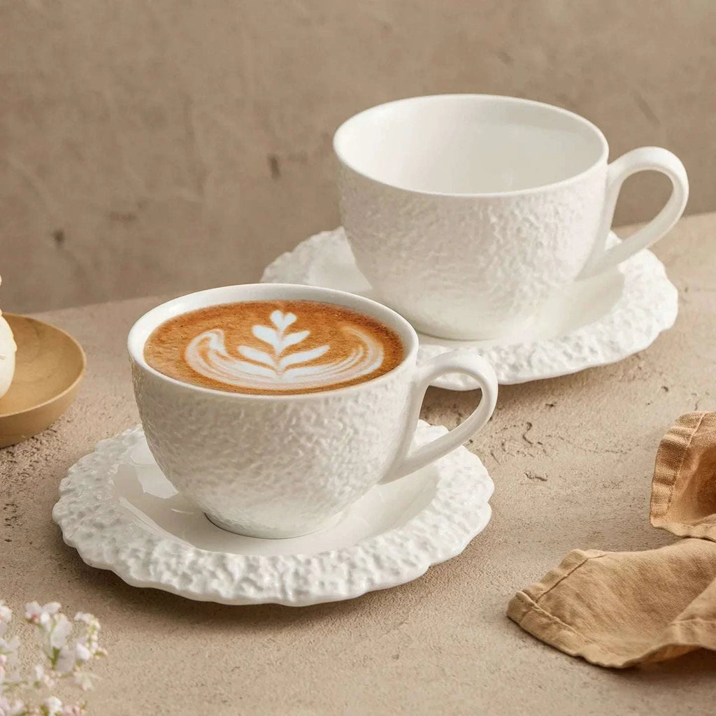 Tasse et soucoupe à café minimalistes en céramique texturée disponibles en deux tailles, petite et grande.