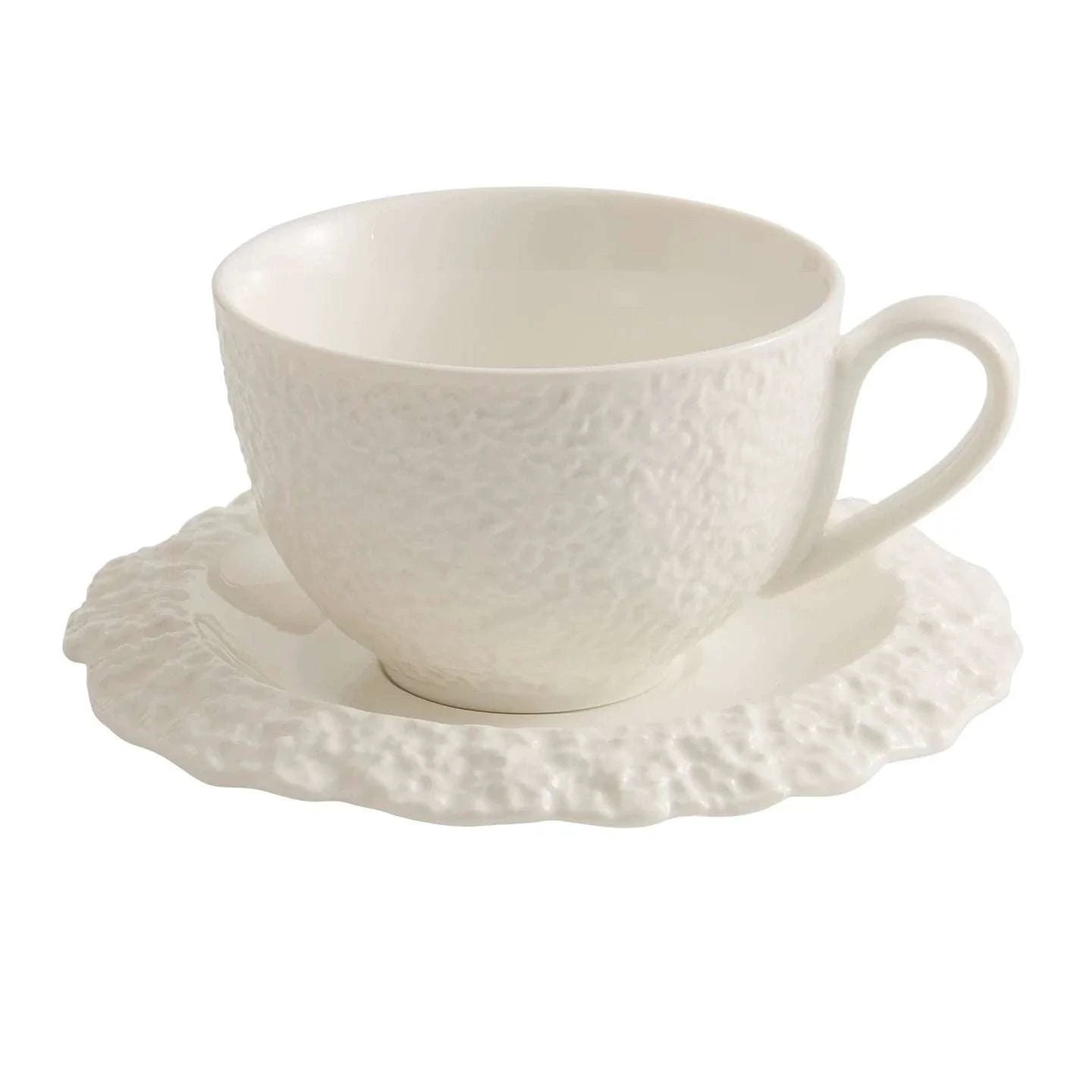 Tasse et soucoupe blanches minimalistes artisanales en céramique texturée pour café et thé.
