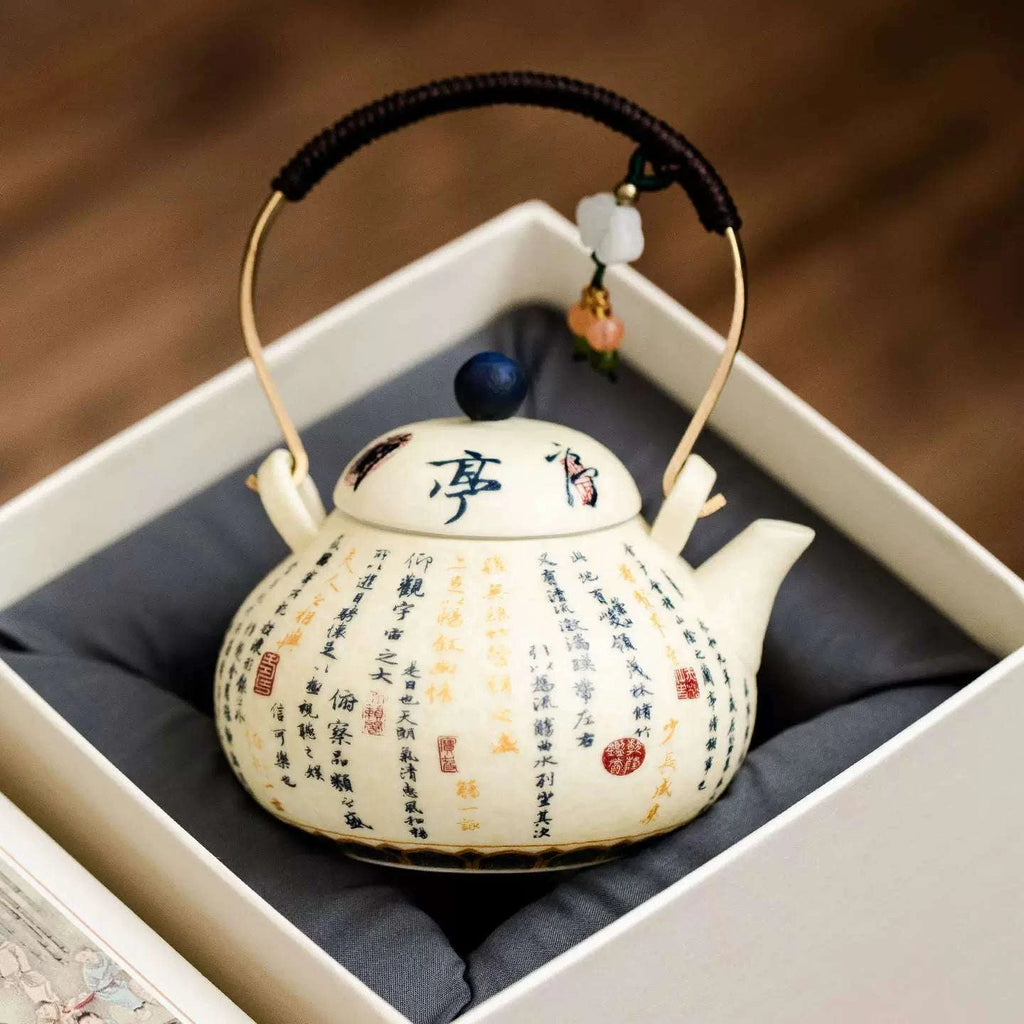 Théière en porcelaine blanche avec calligraphie peinte à la main, anse en laiton et charm jade et agate.