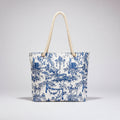Tote bag en polyester tapisserie avec motifs chinois bleus et anse en corde.
