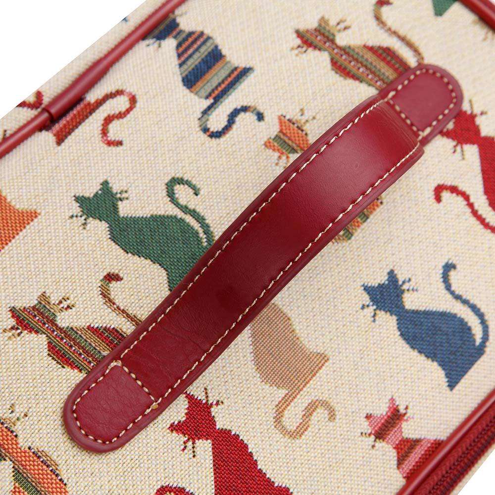 Trousse de toilette avec anse en tapisserie  aux motifs de chats colorés.