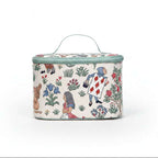 Trousse de toilette en tapisserie Alice aux pays des merveilles inspirée par Charles Voysey.
