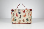 Trousse de toilette en tapisserie aux motifs de chats colorés vue de dos.