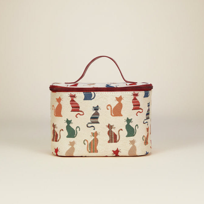 Trousse de toilette en tapisserie aux motifs de chats.