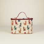 Trousse de toilette en tapisserie aux motifs de chats.