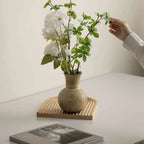 Vase en céramique de style japonais avec fleurs.