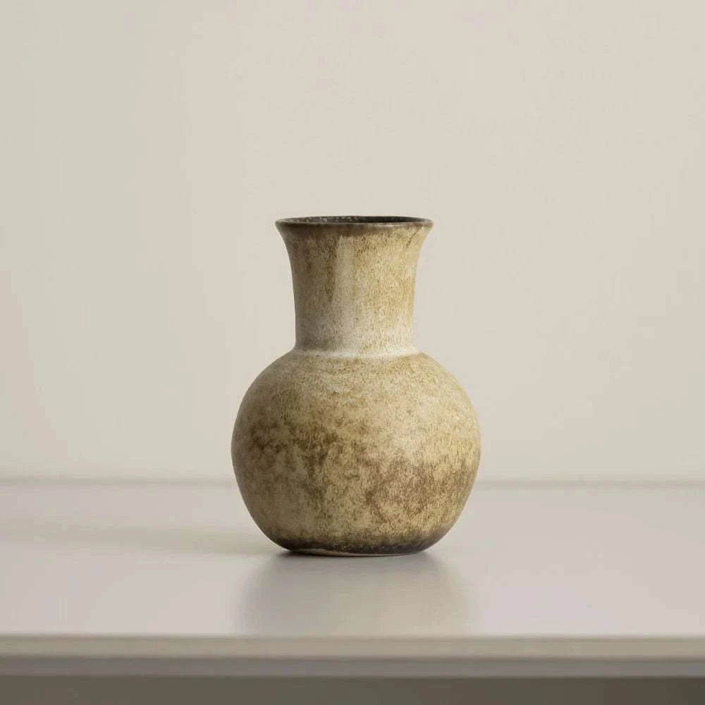 Vase en céramique de style japonais et minimaliste.