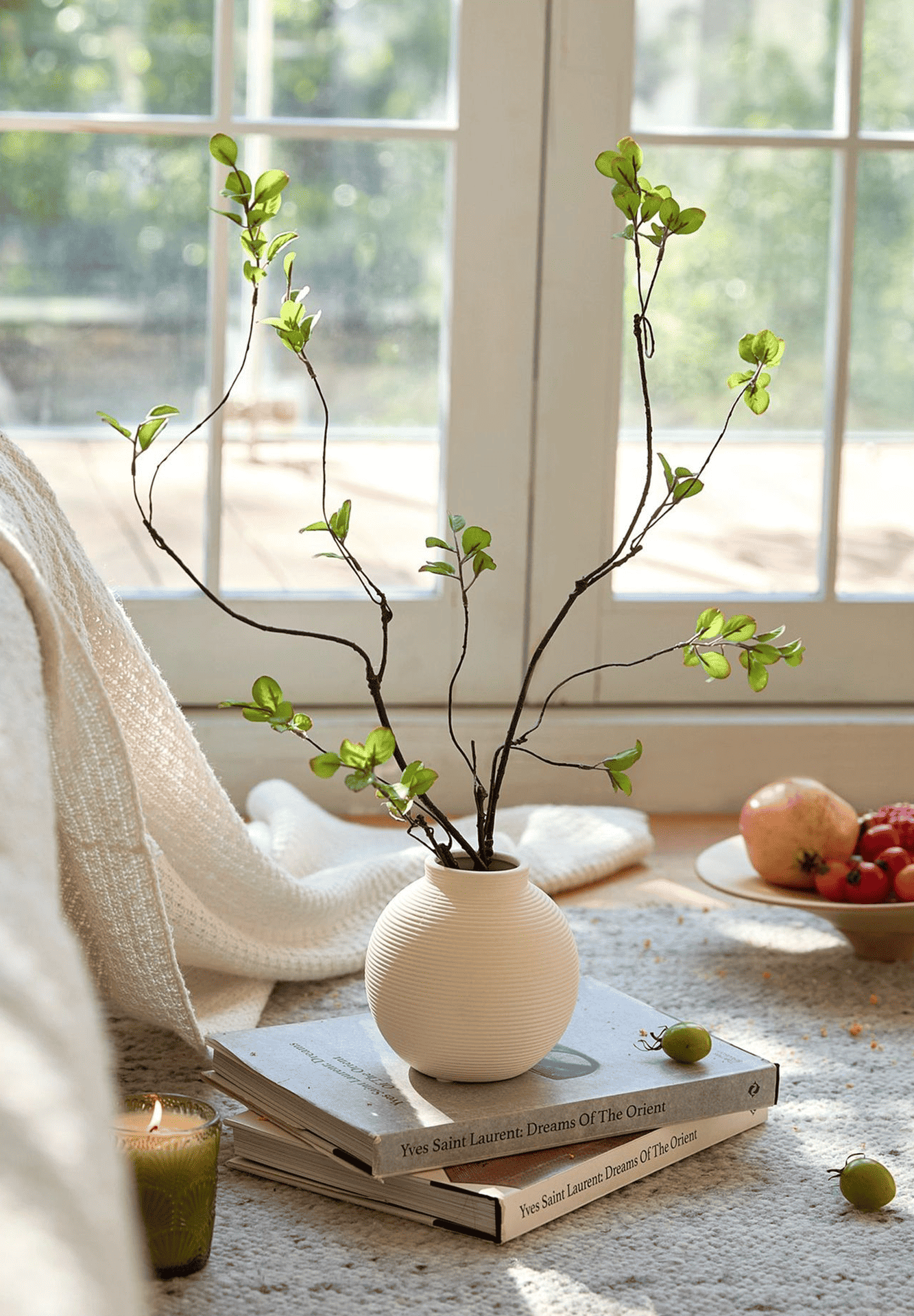 Vase minimaliste artisanal en céramique striée blanc.