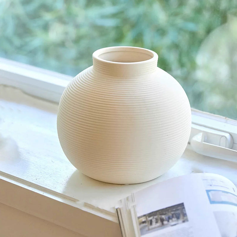 Vase minimaliste artisanal en céramique striée.