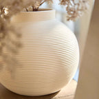 Vase minimaliste artisanal de style japonais en céramique striée.