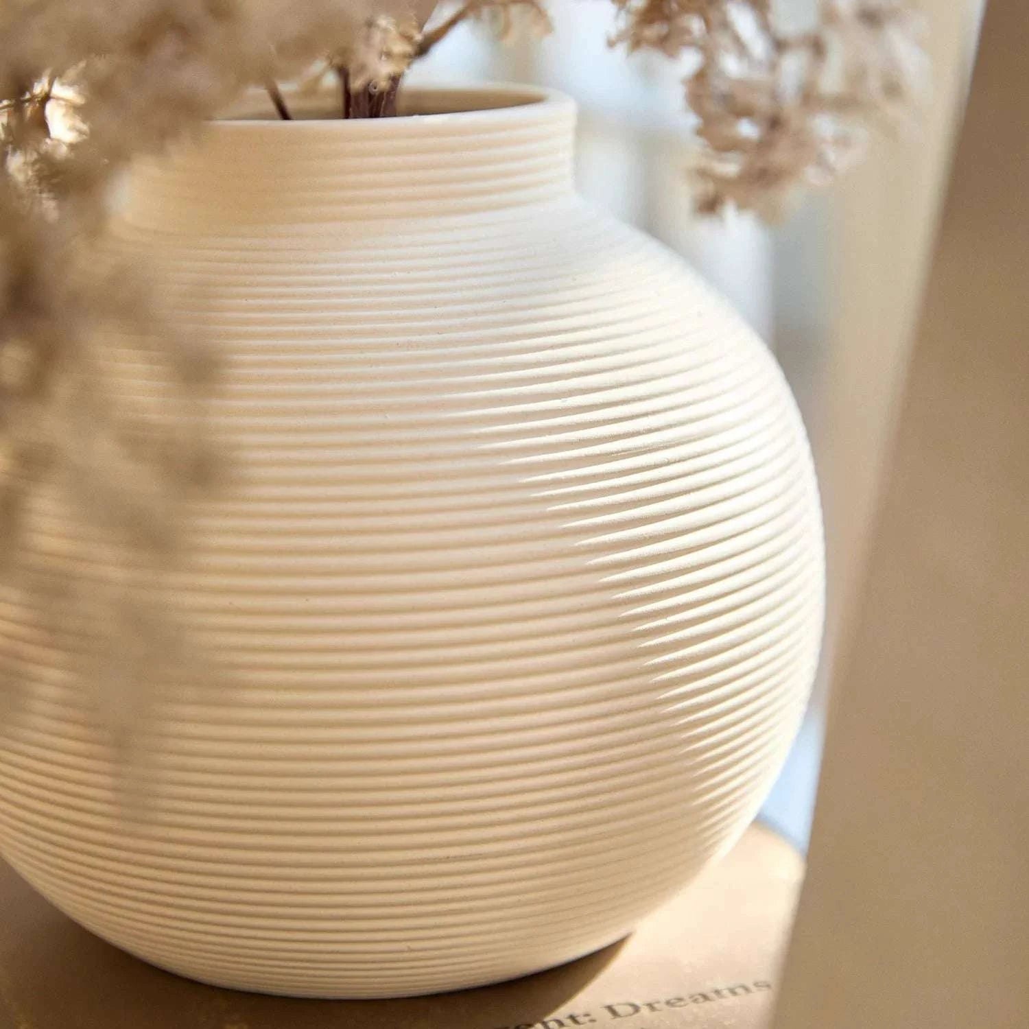 Vase minimaliste artisanal de style japonais en céramique striée.