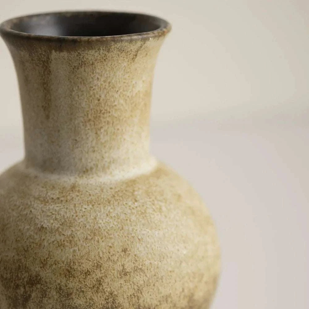 Vase en céramique de style japonais et minimaliste.