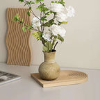 Vase de style minimaliste japonais avec fleurs blanches.